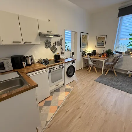 Apartament 1 Zi Whg An Der Universitaetsklinik Zu Kiel-city, Koldingstrasse 12, Perfekt Als Schadenwohnung, Eigener Parkplatz, 45 Qm, Grosse Wohnkueche, Wlan Incl, Perfekt Moebliert, Je 3 Min Zur Universitaet, Ostsee, Seebaeder, Luxusfaehren *