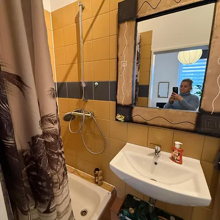 Apartament 1 Zi Whg An Der Universitaetsklinik Zu Kiel-city, Koldingstrasse 12, Perfekt Als Schadenwohnung, Eigener Parkplatz, 45 Qm, Grosse Wohnkueche, Wlan Incl, Perfekt Moebliert, Je 3 Min Zur Universitaet, Ostsee, Seebaeder, Luxusfaehren *